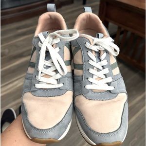 Women’s 7.5 Vionic sneakers like new